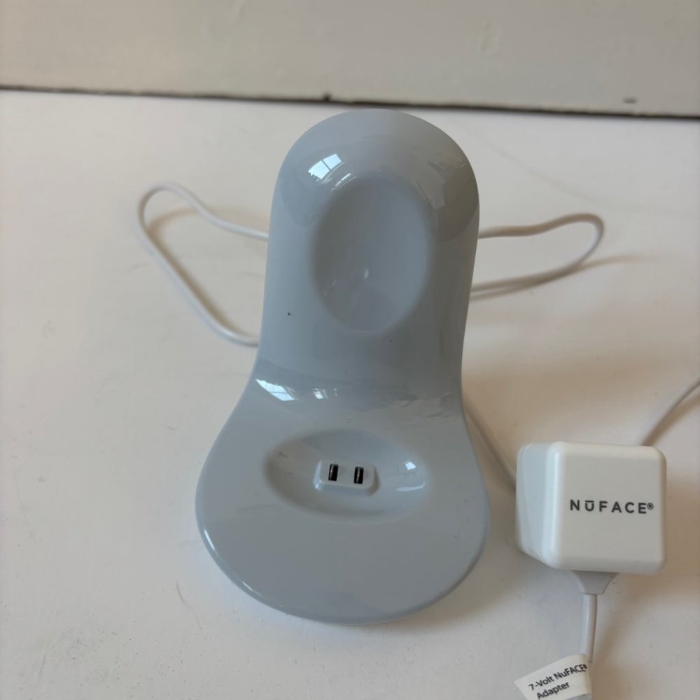 NuFACE Trinity Facial Toning Device + 10oz Aqua Gel Activator – Like New - Picture 4 of 7